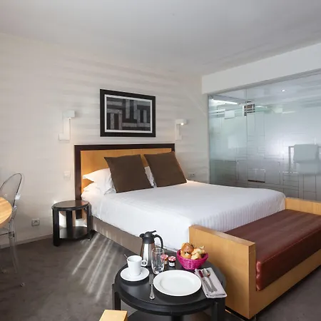 Hilton מלון 4*